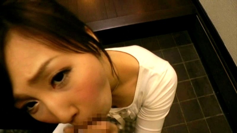 僕にべたぼれな彼女はおしゃぶりしてと言えばまだ玄関のドアが完全に閉じきっていなくてもギンギンの僕のチ○ポを咥えてくれる
