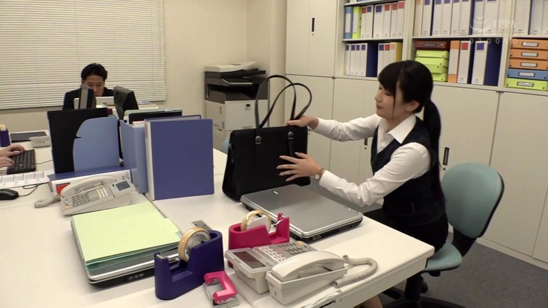 汗ばむ季節…オフィスで大嫌いな上司に背後からパワハラ痴●される私の蒸れた恥じらい尻 如月夏希
