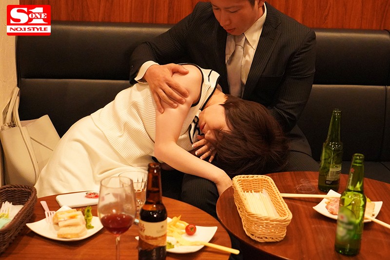 目覚めたら元カレが横に…-同窓会NTR- 夫を忘れハメをはずした絶倫人妻の一夜。 奥田咲
