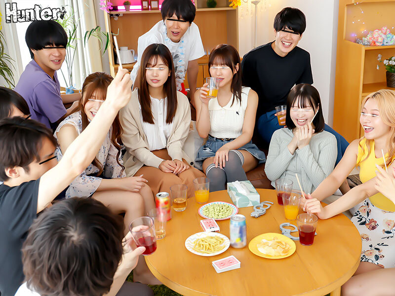地味子なのに初めてのセックスで経験人数が一気に5人!大学生の地味子が誘われた初めての乱交パーティー! ヤリマン女子が当然のようにセックスする中、地味子も流されチ○ポにハマって最後は大乱交デビュー!